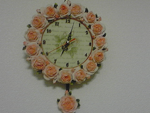 薔薇いっぱいの時計の画像（1枚目）