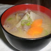 やっぱり日本人はみそ汁　野菜いっぱい”豚汁”