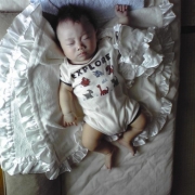 「勇ましい寝姿」赤ちゃんのキュートな写真コンテスト！！ベビちゃんのしぐさ。お寝ぼけ顔。度アップ顔の投稿画像