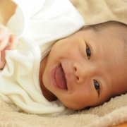 「新生児微笑なのに心から笑ってるみたい♪」赤ちゃんのキュートな写真コンテスト！！ベビちゃんのしぐさ。お寝ぼけ顔。度アップ顔の投稿画像