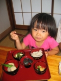 お食い初めを食べる4歳の娘