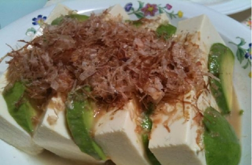 アボカドとお豆腐にオリーブオイルで美肌スペシャルサラダであ～る！(^0^)ﾉの画像（1枚目）