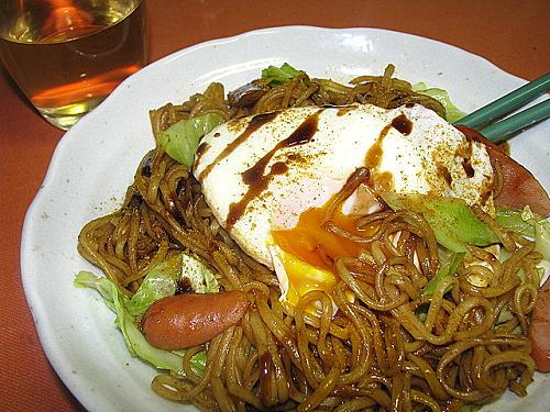 はん玉乗せ　イタリアンなカレー焼きそばの画像（1枚目）