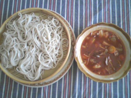 キノコとトマトのつけ汁蕎麦の画像（1枚目）