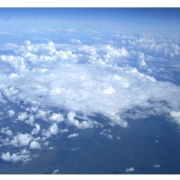 飛行機の窓から見た雲