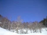 晴天に映える藍い空と白い雪