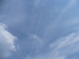 9月最高気温記録日の飛行機雲