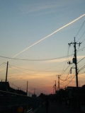 飛行機雲と夕焼け空