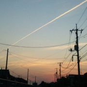 飛行機雲と夕焼け空