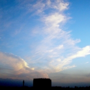 秋（青空と変な雲ょ