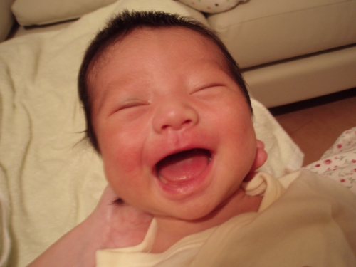 生後７日目の初めての笑顔の画像（1枚目）