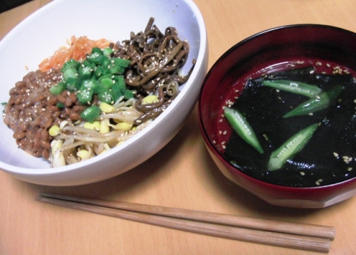 ミニオクラを使った韓国風ねばねば丼とスープの画像（1枚目）