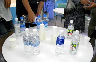お水の飲み比べの画像（1枚目）