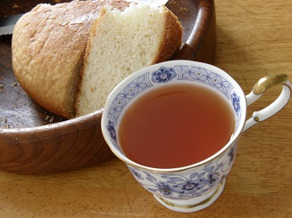 手作りパンと紅茶の画像（1枚目）