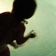 「水の上のシルエット」【クリンスイ】～水のある風景～　写真テーマ「こども（家族）と水」の投稿画像