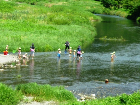 鴨川で遊ぶ子供たちの画像（1枚目）