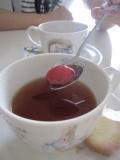 紅茶に贅沢なストロベリージャムを♪。