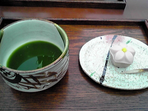 和菓子と抹茶の画像（1枚目）