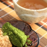 温かい黒豆茶でほっと一息・・・。