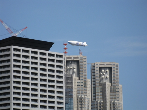 都庁上空での飛行船の画像（1枚目）