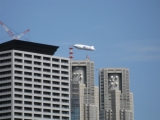 「都庁上空での飛行船」の画像（1枚目）