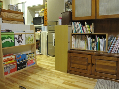 手作りラックと、木箱の本棚。我が家のミニ図書館の画像（1枚目）