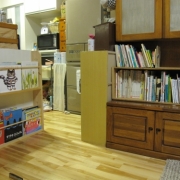 手作りラックと、木箱の本棚。我が家のミニ図書館