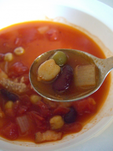 お豆の入ったトマトのスープの画像（1枚目）