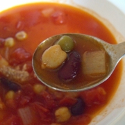 お豆の入ったトマトのスープ