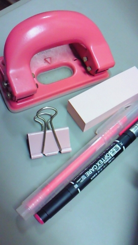 1.ピンクのダリア　2.ピンクのスリッパ　3.ピンクの文房具の画像（3枚目）