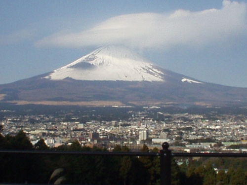 雪の富士山の画像（1枚目）