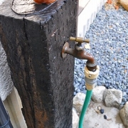 枕木の立水栓