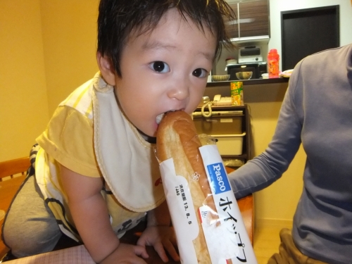 １歳の息子と私の好きなパスコの菓子パン♪の画像（2枚目）