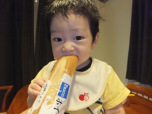 １歳の息子と私の好きなパスコの菓子パン♪の画像（1枚目）