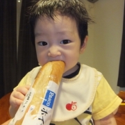 １歳の息子と私の好きなパスコの菓子パン♪