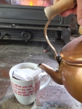 口コミ：薪ストーブで沸かしたお湯でコーヒーバッグの画像（1枚目）