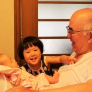 「おじいちゃんはじめまして」「おじいちゃん、おばあちゃんと一緒に笑顔の写真」投稿イベントの投稿画像