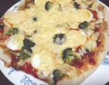 「ゆで卵とブロッコリのピザ」の画像（1枚目）