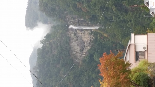 秋雨と那智の滝の画像（1枚目）