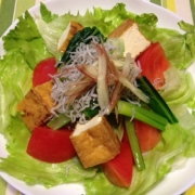カリカリ厚揚げ豆腐のボリューミーサラダ
