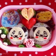 パンダちゃんとミツバチ頭巾の女の子弁当