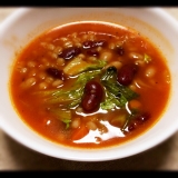 数種のお豆とレタスのレッドスープ
