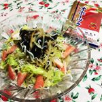 梅雨明けしたけど、今夜はムシムシ暑いよねぇーー(｡-_-｡) こんな時はさっぱりと「冷やし中華」のお夕飯♪最近そのポテンシャルに高さに再注目している#オホーツク の#カニカマ は、あえて割かずに頂…のInstagram画像