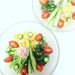 夏にはやっぱり#冷やし中華 ♡#オクラ 、#トマト 、#胡瓜 の#定番の #夏野菜 に加えて、#カニカマ は欠かせない一品！#オホーツク を使って#中央に #ふわりと 添えてみました♪…のInstagram画像