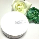パウダーもとても細かい粉質で仕上がりが粉っぽくなくてキレイ！肌の負担も少ないので付けている気がしないくらい快適ですメッシュ式の仕切りも、パウダーをパフに付けやすくて気に入っています。#浅見…のInstagram画像
