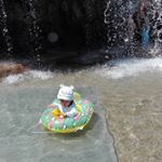 はじめての、じゃぶじゃぶ池で、怖がりながらもボートに乗って。滝のミストが気持ちいいね！#１才11か月 #じゃぶじゃぶ池#水遊び#はじめて#ボート#クリンスイ#水のある風景#cleansui…のInstagram画像