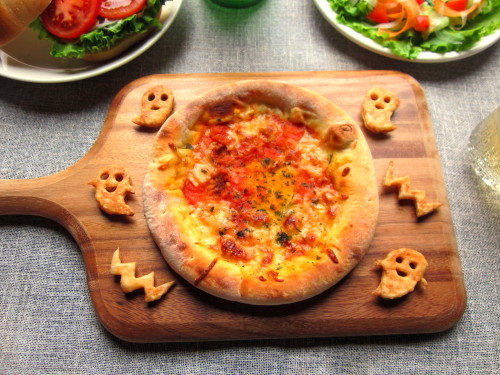 パイ生地でハロウィンモチーフを作ってピザにプラス☆の画像（1枚目）