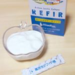 ホームメイド・ケフィア🎶酵母が生きている発酵乳ケフィアは、コーカサス地方発祥の紀元前から続く健康食💕牛乳にケフィアの粉末を入れて室温に放置するだけ〜簡単にできたよ〜。美味しいから毎日食べて…のInstagram画像
