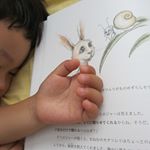 ママ友が図書館で予約待ちしてやっと借りられた～と言っていて初めて知った『おやすみ、ロジャー』そんなにスゴイの？！と我が家でも試してみました☆結果・・・半分も読まないうちに横でスヤスヤしかし…のInstagram画像