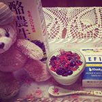 本日のデザートは、手作りケフィアに青汁を混ぜて、スーパーフードの#チアシード と#ゴジベリー 、ミックスベリー、#有機レーズン をトッピングした#サンデー です。#ホームメイドケフィア は、牛乳パック…のInstagram画像
